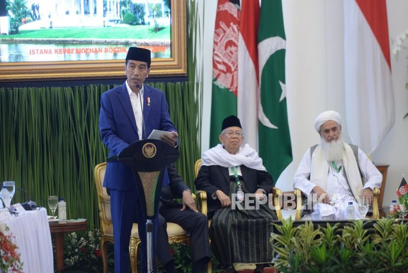 Pertemuan Ulama Trilateral. Presiden Joko Widodo menyampaikan sambutan pada pembukaan Pertemuan Ulama Trilateral Afghanistan - Indonesia - Pakistan di Istana Kepresidenan Bogor, Jawa Barat, Jumat (11/5).