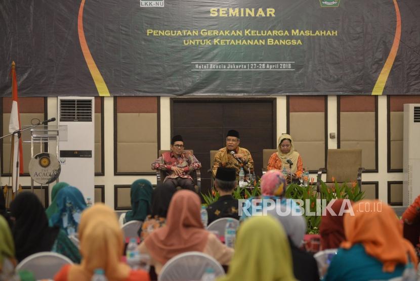 Ketua Umum  Pengurus Besar Nahdlatul Ulama  (PBNU) Said Aqil Siroj (tengah) memberikan keynote speaker didampingi Sekretaris Lembaga Kemaslahatan Keluarga (LKK) PBNU Alissa Wahid (kanan) dan Ketua PBNU Robikin Emhas (kiri) pada acara seminar di Jakarta, Sabtu (28/4).