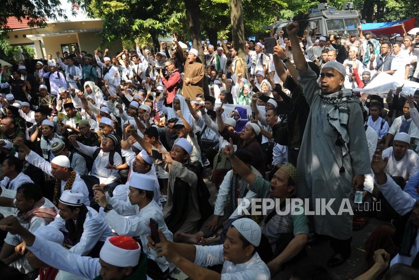 Massa   HTI mengatakan takbir usai mengikuti  sidang pembacaan putusan gugatan Hizbut Tahrir Indonesia (HTI) di Pengadilan Tata Usaha Negara (PTUN), Jakarta, Senin (7/5).