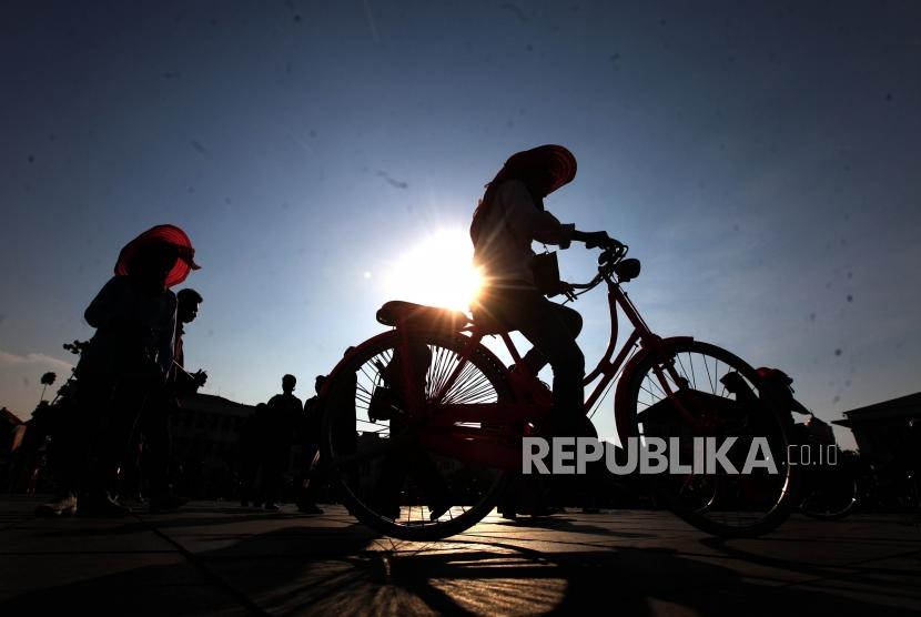 Pengunjung bermain sepeda di Taman Fatahillah, Kota Tua, Jakarta, Selasa (1/5).