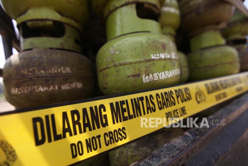 Barang bukti gas 3 kilogram oplosan diperlihatkan saat rilis pengungkapan pabrik pengoplosan tabung gas 3 kilogram ke tabung 12 kilogram dan 50 kilogram di Kawasan Pinang, Tangerang, Banten, Jumat (12/1).