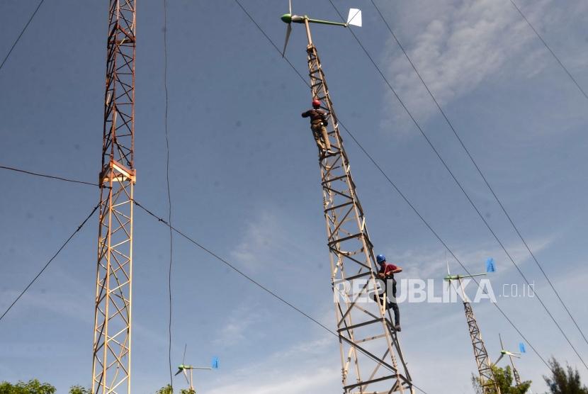 Perawatan Pembangkit Tenaga Bayu. Petugas Pembangkit Listrik Tenaga Hibrid merawat kincir pembangkit di Pembangkit Listrik Tenaga Hibrid, Pantai Baru, Srandakan, Bantul, Yogyakarta, Rabu (7/8/2019).