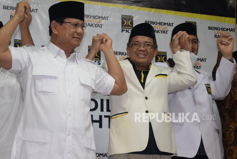 Ketua Umum Partai Gerindra Prabowo Subianto bersama Presiden PKS Sohibul Iman berganteng tangan usai mengumumkan nama calon gubernur maupun wakil gubernur yang akan didukung PKS di lima provinsi pada Pilkada 2018 di Kantor DPP PKS Jakarta, Rabu (27/12).