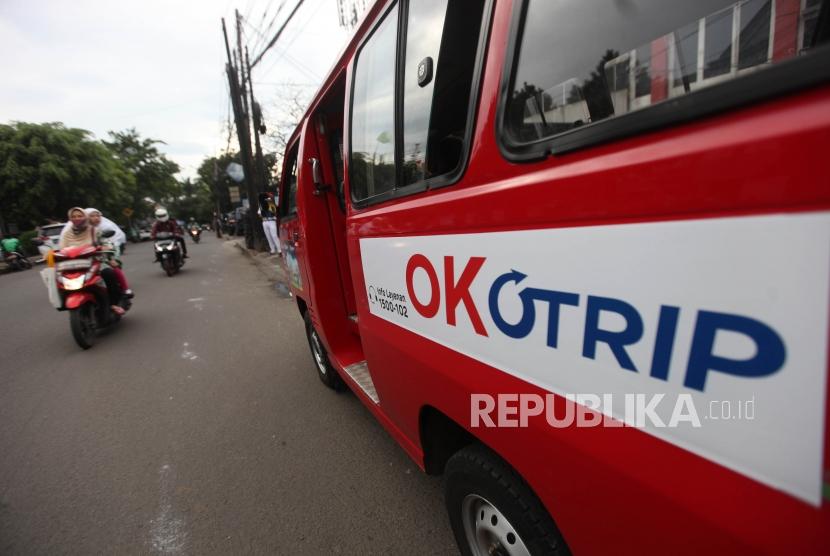Kendaraan angkutan umum jurusan Lebak Bulus yang menggunakan kartu Ok Otrip terparkir di Kawasan Pondok Labu, Jakarta, Senin (19/2).