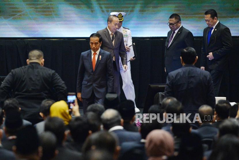 Presiden Joko Widodo (depan) bersama Ketua DPR Bambang Soesatyo (kanan), Ketua DPD Oesman Sapta Odang (kedua kanan) dan Gubernur Lemhanas Agus Widjojo (ketiga kanan) seusai membuka Orientasi dan Pemantapan Nilai-Nilai Kebangsaan di Jakarta, Senin (26/8).