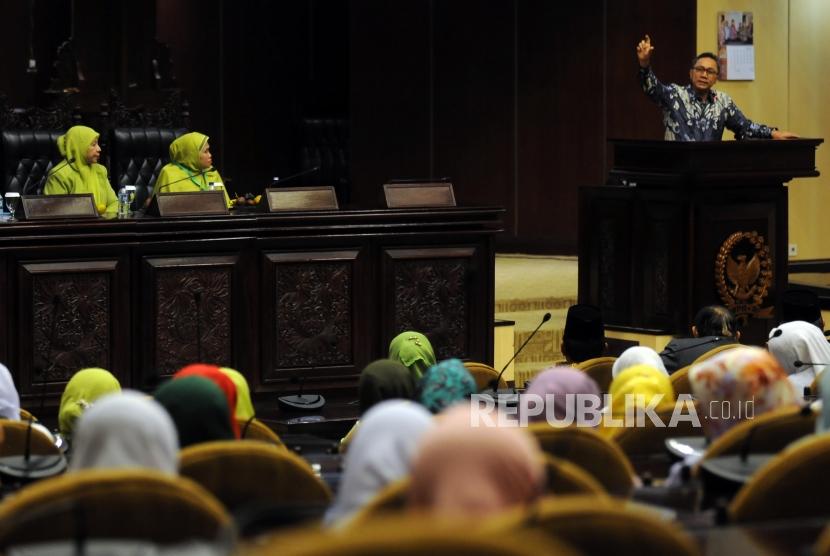 Ketua MPR RI Zulkifli Hasan dan Ketua Presidium Badan Musyawarah Organisasi Islam Wanita Indonesia (BMOIWI) Azizah (dari kedua kiri) menghadiri pembukaan Musyawarah Nasional BMOIWI di Kompleks Parlemen, Senayan, Jakarta, Jumat (27/4).