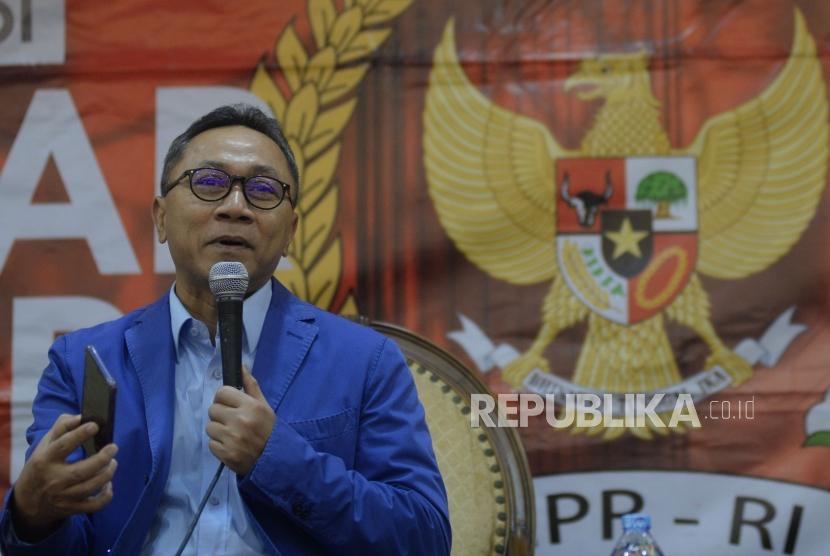 Ketua MPR Zulkifli Hasan menjadi narasumber dalam diskusi 4 Pilar MPR di Media Center Kompleks Parlemen, Senayan, Jakarta, Rabu (11/4).