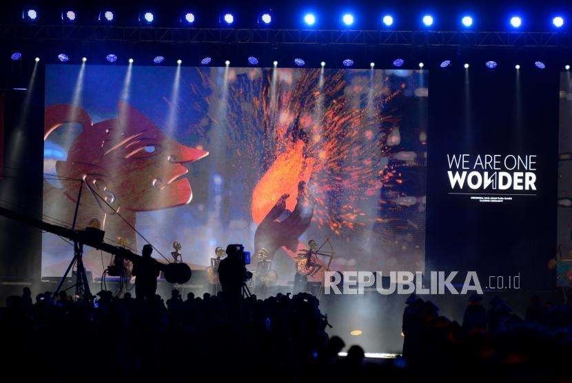 Layar memperlihatkan wayang meniupkan api obor pada acara penutupan Asian Para Games 2018 di Stadion Madya Gelora Bung Karno, Jakarta, Sabtu (13/10).