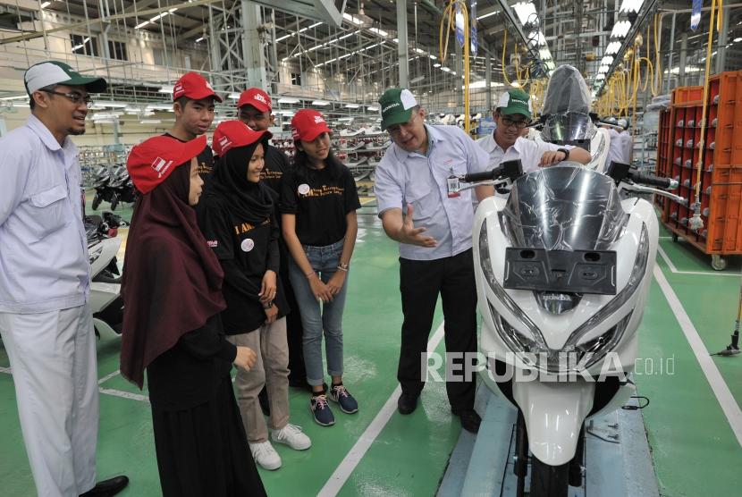 Direktur Human Resources PT Astra Honda Motor (AHM) Markus Budiman (kedua kanan) didampingi General Manager Corporate Communication AHM Ahmad Muhibbuddin (kanan) dan Head of AHM Plant Sunter Muhamad Dadan P.W (kiri), menunjukkan produk Honda kepada peserta AHM Best Student di pabrik AHM, Jakarta, Rabu (1/8).