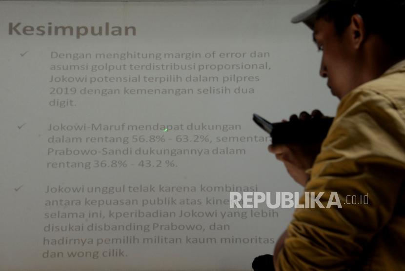 Jurnalis mengambil gambar ketika penyampaian hasil survei terkini LSI Denny JA bertajuk Jokowi di Ambang 2 Periode di Jakarta,Selasa (2/4).