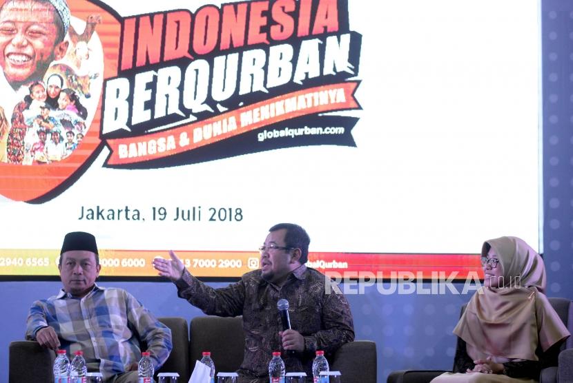 Presiden ACT Ahyudin (tengah) memberikan paparan didampingi Presiden Global Qurban-ACT Rini Maryani (kanan) dan Super Volunteer ACT Bachtiar Nasir saat peluncuran program Indonesia Berqurban, Bangsa & Dunia Menikmatinya, Jakarta, Kamis (19/7).