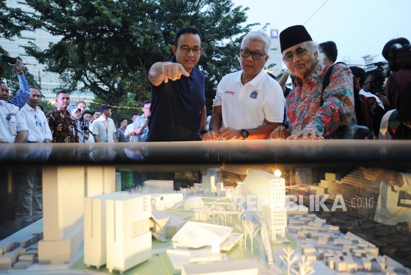 Revitalisasi Taman. Gubernur DKI Jakarta Anies Baswedan, Direktur Utama PT Jakarta Propertindo Dwi Wahyu Daryoto, Budayawan Salim Said (dari kiri) saat melihat maket pembangunan Revitalisasi Taman Ismail Marzuki (TIM) di Jakarta, Rabu (3/7).