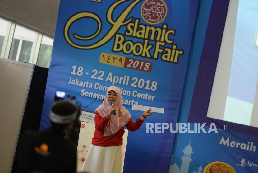 Asma Nadia saat bertemu dengan pembaca saat  Islamic Book Fair (IBF) 2018 di Jakarta Convention Center (JCC) Senayan Jakarta, Sabtu (21/4).