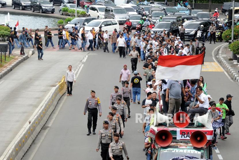 Sejumlah pengemudi taksi online yang tergabung dalam Aliansi Nasional Driver Online (ALIANDO) melakukan aksi long march menuju Kantor Kementerian Perhubungan di Jalan Medan Merdeka Barat, Jakarta, beberapa waktu lalu..