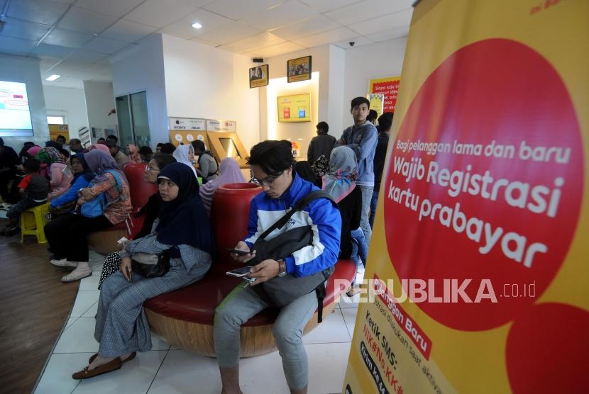 Sekjen Aspek: PHK Indosat Sepihak dan Salahi Prosedur. Warga mengantre untuk melakukan registrasi ulang kartu SIM prabayar di Galeri Indosat.