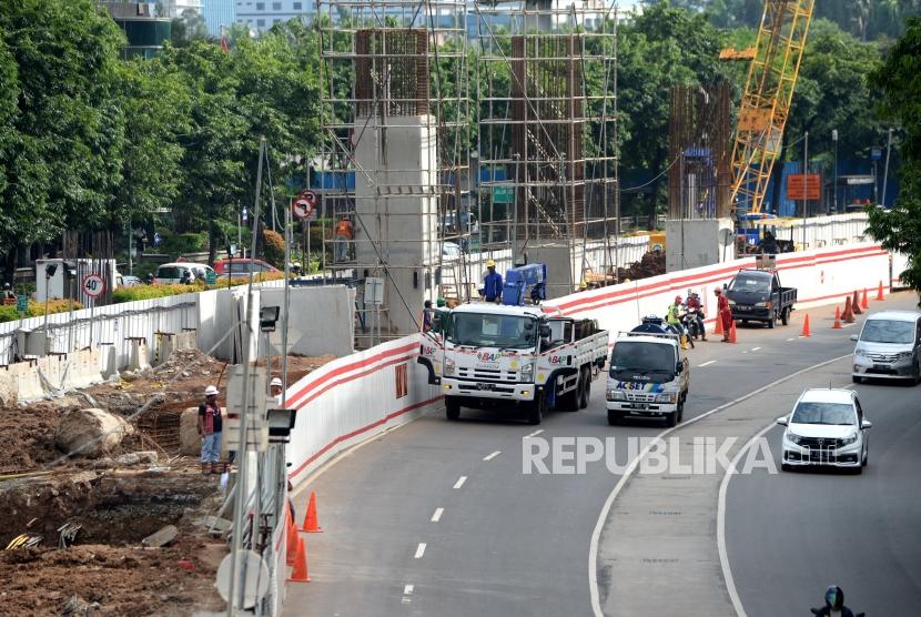 Proyek pengerjaan pembangunan LRT di kawasan Kuningan, Jakarta, Senin (18/12).