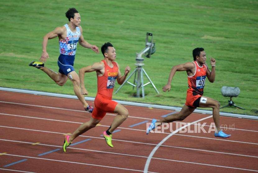 Atlet lari Indonesia Lalu Muhammad Zohri (kanan) saat bertanding pada babak kualifikasi cabang olahraga atletik Asian Games 2018 kategori lari 100 meter putra di Stadion Utama Gelora Bung Karno, Jakarta, Sabtu (25/8).
