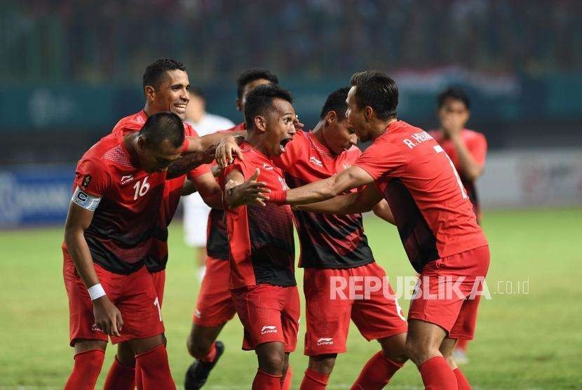 Pesepakbola Indonesia Irfan Jaya (tengah) berteriak usai memasukan bola kedalam  gawang  Hongkong China dalam pertandingan penyisihan grup Sepakbola Asian Games 2018 di Stadion Patriot Candrabhaga, Bekasi, Jawa  Barat, Senin (20/8).