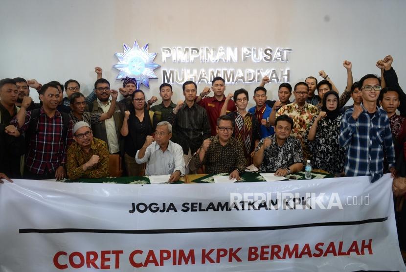 Jogja Selamatkan KPK. Mantan Pimpinan KPK Busyro Muqoddas (kedua kiri) bersama Jaringan Anti-Korupsi Yogyakarta sebelum konferensi pers di PP Muhammadiyah, Yogyakarta, Jumat (30/8/3019).