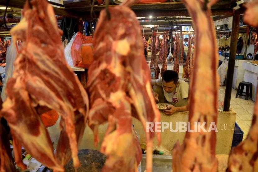 Pedagang daging menanti pembeli di los daging sapi Pasar Senen, Jakarta, Senin (16/9).