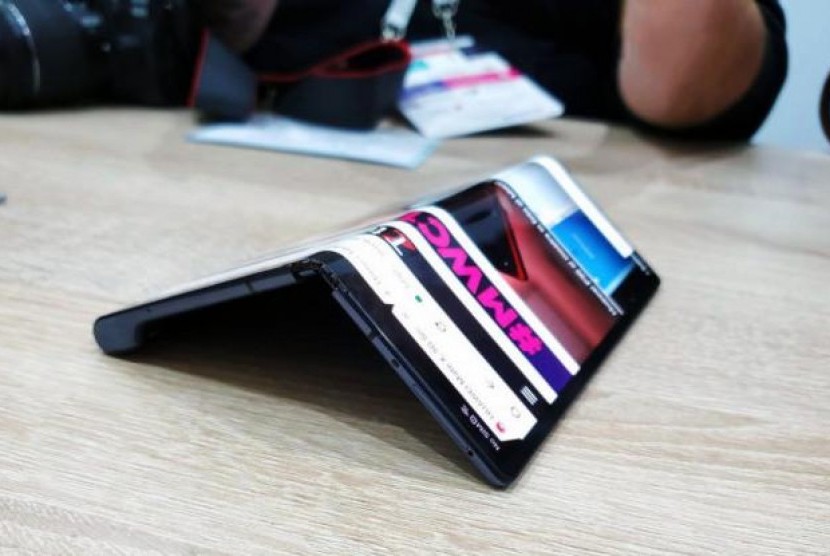 Sempat Tertunda, Ponsel Lipat Galaxy Fold Samsung Siap Meluncur September Ini. (FOTO: Tech Crunch)