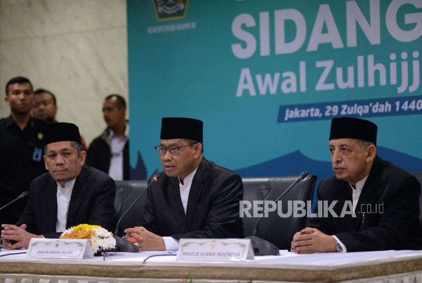 Dirjen Bimas Islam Kemenag Muhammadiyah Amin (tengah) memberikan keterangan sidang isbat awal Zulhijjah 1440 H di Jakarta, Kamis (1/8).