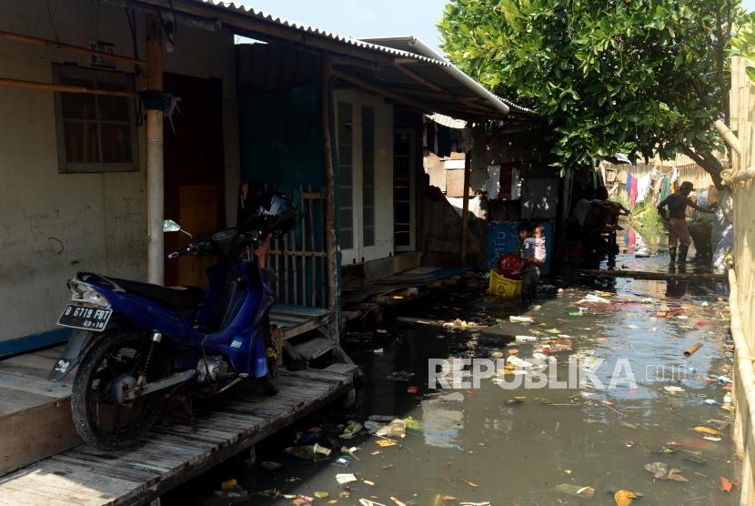 Warga beraktivitas saat terjadi banjir rob di Muara Angke, Jakarta Utara. Ilustrasi