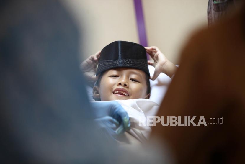 Seorang anak mengikuti Khitanan Massal dalam rangka Bulan HM Soeharto di Komplek Masjid At-Tin, Jakarta Timur, Ahad (11/3).