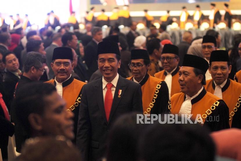 Ketua Mahkamah Agung (MA), Hatta Ali, Presiden Republik Indonesia Joko Widodo, Wakil Ketua Mahkamah Agung (MA) Bidang Yudisial Agung Syarifuddin (kiri ke kanan) berjalan bersama usai  mengahdiri acara laporan tahunan Mahkamah Agung (MA) di JCC, Jakarta, Kamis (1/3).