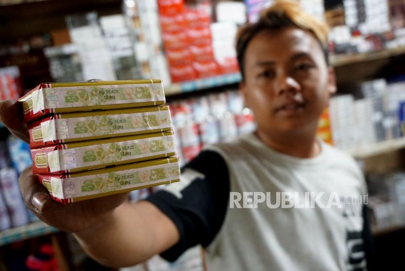Pedagang menunjukan bungkus rokok bercukai di pasar Minggu, Jakarta, Ahad (15/9). Badan Pusat Statistik (BPS) menyatakan, dari hasil survei indeks harga konsumen beberapa waktu terakhir, terdapat kenaikan harga rokok secara perlahan oleh para pemilik ritel. 