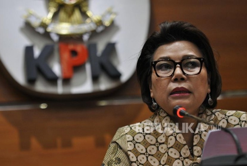 Wakil Ketua KPK Basariah Pandjaitan memberikan keterangan kepada media mengenai operasi tangkap tangan (OTT) Bupati Nganjuk di Gedung KPK, Jakarta, Kamis (26/10).