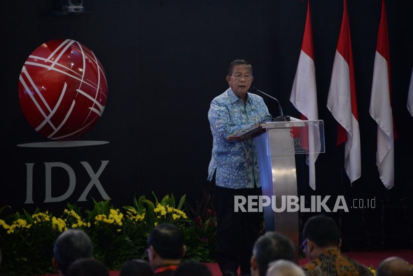 Menteri Koordinator Bidang Perekonomian Darmin Nasution memberikan sambutan saat pembukan perdagangan 2019 di Bursa Efek Indonesia, Jakarta, Rabu (2/1).