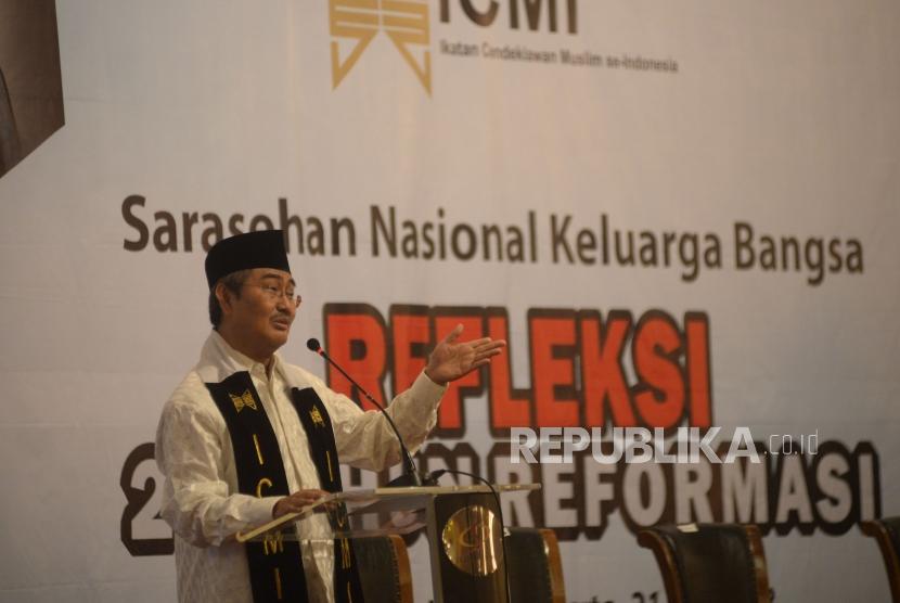 Ketua Umum ICMI Jimly Asshidiqie memberikan sambutan dalam acara sarasehan nasional keluarga bangsa Refleksi 20 Tahun Reformasi di Jakarta, Senin (21/5).