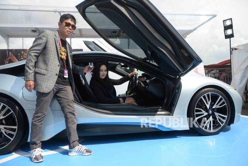 Uji Pengisian Listrik BMW i8. Vice President Corporate Communications BMW Group Indonesia Jodie O