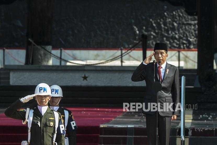 Presiden Joko Widodo selaku pemimpin upacara memberikan hormat saat menghadiri upacara peringatan Hari Kesaktian Pancasila di Monumen Kesaktian Pancasila, Jakarta, Selasa (1/10).