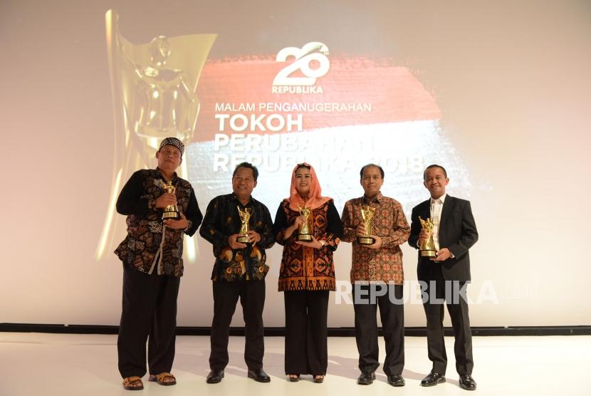 Para penerima Anugerah Tokoh Perubahan Republika 2018 Kepala Pusat Informasi dan Humas BNPB Sutopo Purwo Nugroho, Ketua Wahid Foundation Yenny Wahid,Takmir Masjid Jogokarian Yogyakarta Ustad Jazir ASP,Ketua HIPMI Bahlil Lahadia dan Rektor Universitas Sorong Rustamadji berfoto bersama saat malam Anugerah okoh Perubahan Republika 2018 di Jakara, Rabu (24/4).