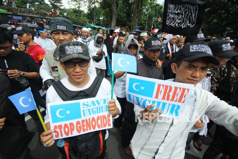 Ribuan massa yang tergabung dalam Gerakan Solidaritas Muslim (GSM) untuk muslim Uighur menggelar Aksi, di depan Gedung Sate, Kota Bandung, Jumat (21/12).