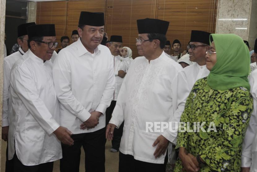 Pimpinan Pusat Dewan Masjid Indonesia (DMI) yang baru Budi Gunawan (kedua kiri) berbincang dengan jajaran pengurus lainnya sebelum acara pelantikan Pimpinan Pusat DMI di Jakarta, Jumat (12/1).