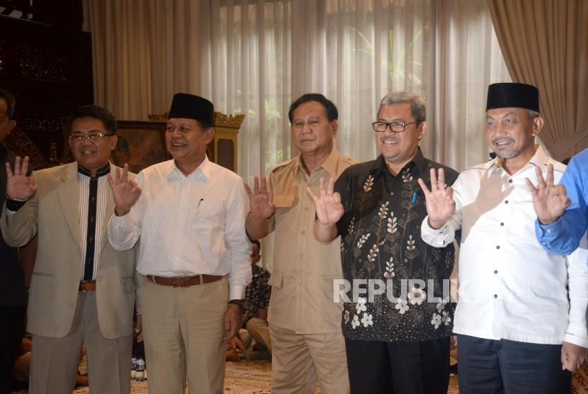 Ketua Umum Partai Gerindra Prabowo Subianto (tengah) berfoto bersama Presiden PKS Sohibul Iman (kiri), Gubernur Jawa Barat Ahmad Heryawan (kedua kanan) serta Pasangan Calon Gubernur Jawa Barat dari Partai Koalisi Asyik, Sudrajat (kedua kiri) - Ahmad Syaikhu (kanan) saat melakukan pertemuan di Jakarta, Kamis (1/3).