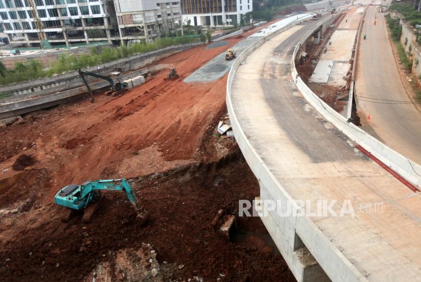 Pekerja mengoperasikan alat berat menyelesaikan proyek pembangunan Jalan Tol Depok-Antasari (Desari) Seksi I di Kawasan Cilandak, Jakarta, Rabu (16/5).