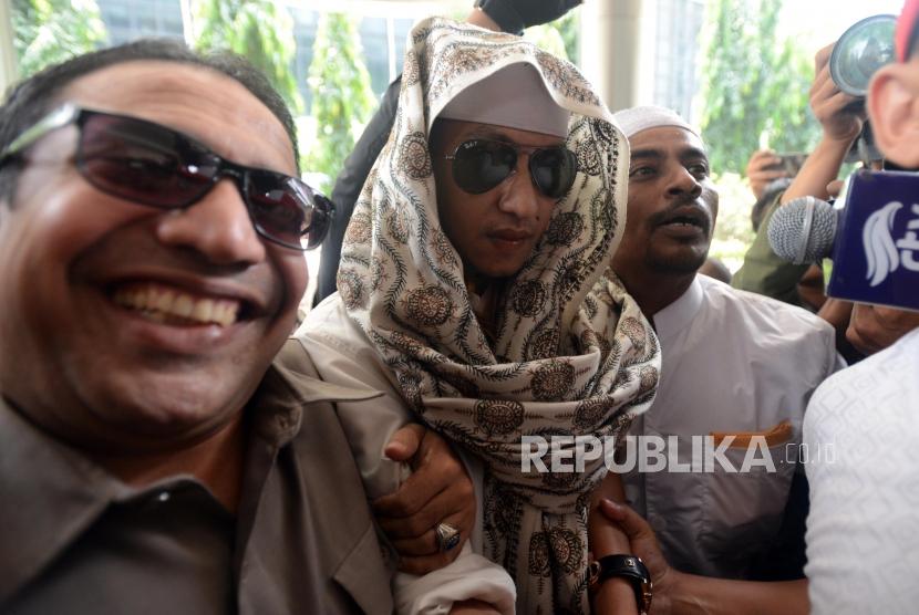 Habib Bahar bin Smith saat tiba untuk menjalani pemeriksaan di Gedung Bareskrim Polri, Jakarta, Kamis (6/12).