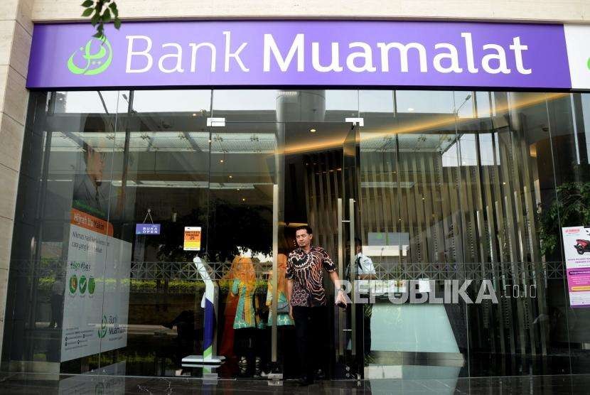 Nasabah usai melakukan tansaksi di kantor pusat Bank Muamalat, Jakarta, Selasa (9/10).