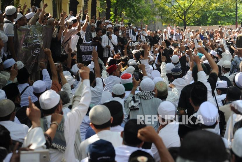 Hizbut Tahrir Indonesia supporters await the Court's decision on their petition in front of State Administrative Court (PTUN), Jakarta, Monday (May 7).