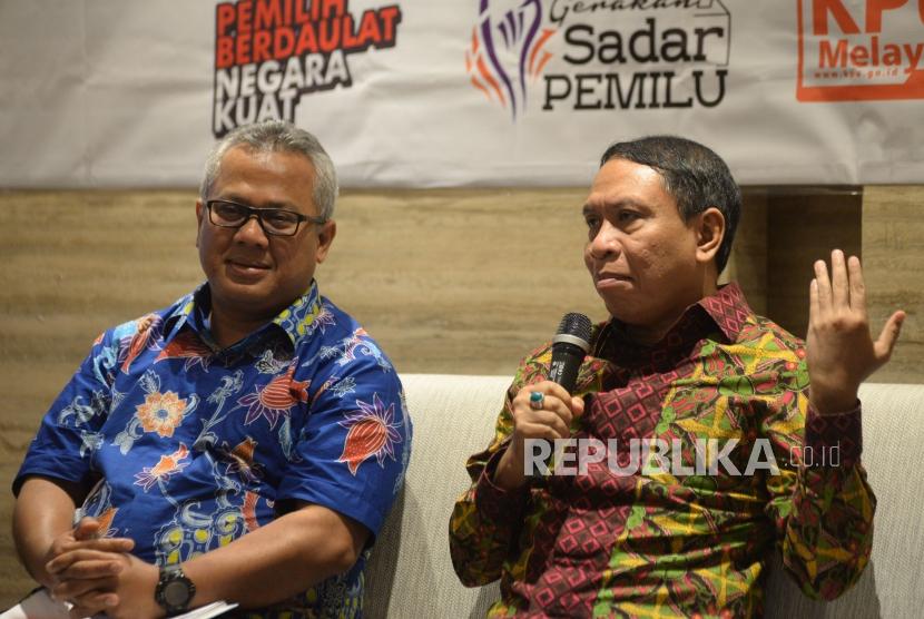 Ketua Komisi II DPR Zainuddin Amali menyampaikan pandangannya bersama Ketua KPU Pusat Arief Budiman saat diskusi refleksi akhir tahun di Jakarta, Jumat (22/12).