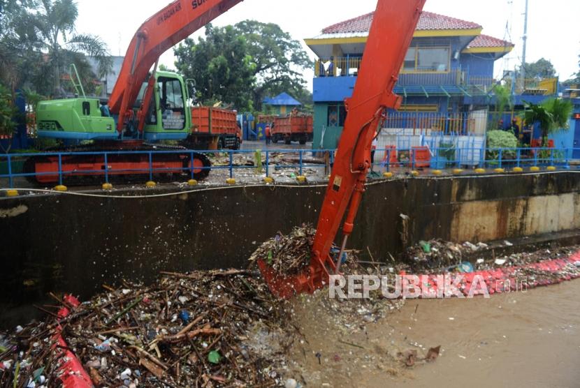 Pintu Air Manggarai, Jakarta. Berdasarkan Informasinya yang dihimpun BPBD ketinggian air di pintu air Jakarta berada di tingkat siaga, bahkan awas.