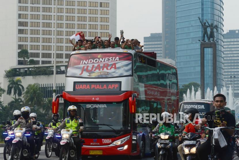 Konvoi Timnas U22. Pemain dan ofisial Timnas U-22 Indonesia menaiki bus tingkat ketika konvoi menuju Istana Negara di kawasan Bundaran HI, Jakarta, Kamis (28/2).