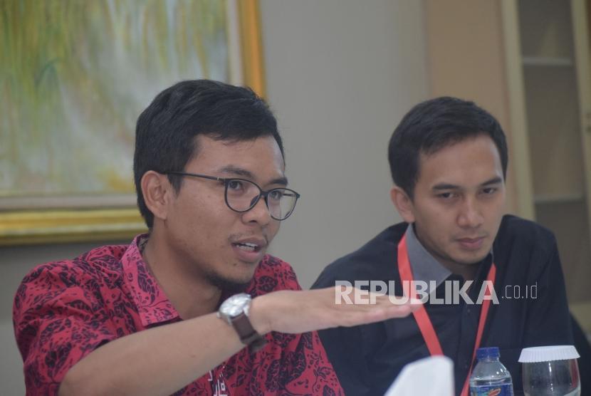 Direktur Rumah Amal Muhammad Kamal Muzakki (kiri) menyampaikan paparan saat berkunjung ke Kantor Republika, Jakarta, Rabu (31/10).