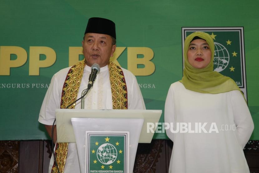 Pasangan Bakal Calon Gubernur dan Wakil Gubernur Lampung Arinal Djunaidi (tengah) dan Chusnunia Chalim (kanan) memberikan keterangan di Kantor DPP PKB, Jakarta, Rabu (20/12).