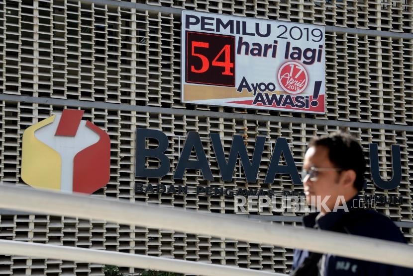 Papan Hitung Pemilu: Pejalan kaki melintas didepan papan hitung mundur elektronik Pemilu 2019 di kantor Bawaslu, Jakarta, Jumat (22/2).