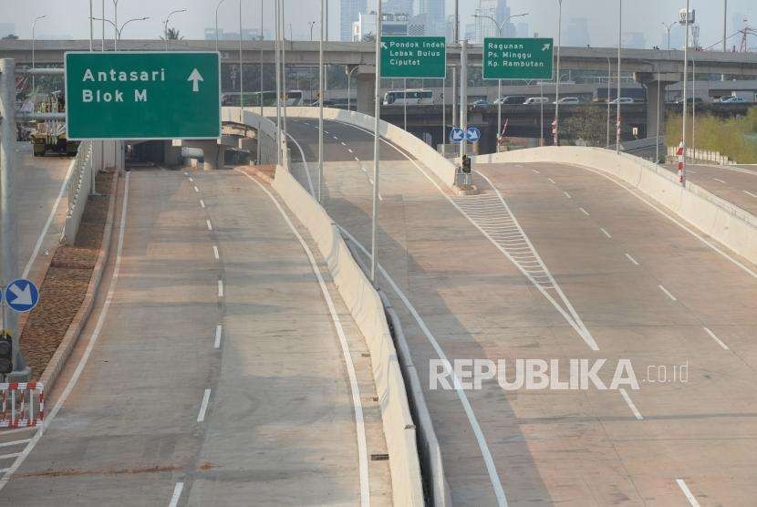 Suasana proyek Jalan Tol Depok-Antasari (Desari) di Jakarta, Kamis (30/8).